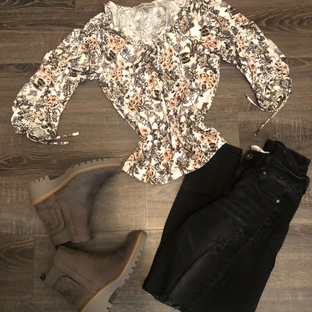 $10 Like New Floral Blouse